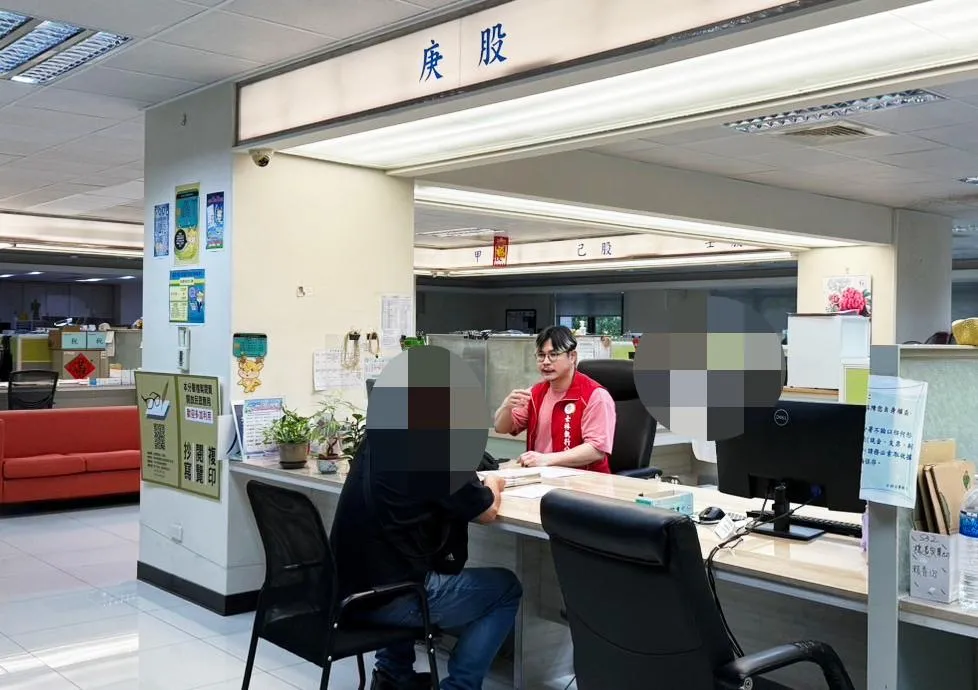 工程公司車輛遭拖吊當天馬上繳付30萬欠款。（圖／翻攝畫面）
