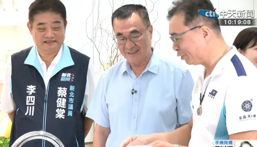 國民黨新北市長參選人李四川30日參訪青創店家，也發聲力挺《油不得你》創作者韋淳祐及台北市長蔣萬安。（圖／中天新聞）