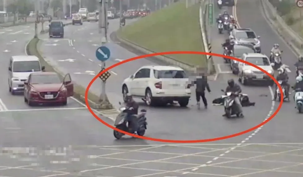 肇事駕駛嚇得立刻下車查看。(圖/翻攝畫面)