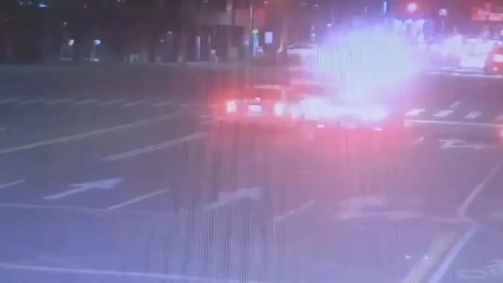 一部白色轎車在轉彎時突然失控,高速撞上正在停等紅燈的保時捷休旅車與另一部轎車。(圖/翻攝畫面)