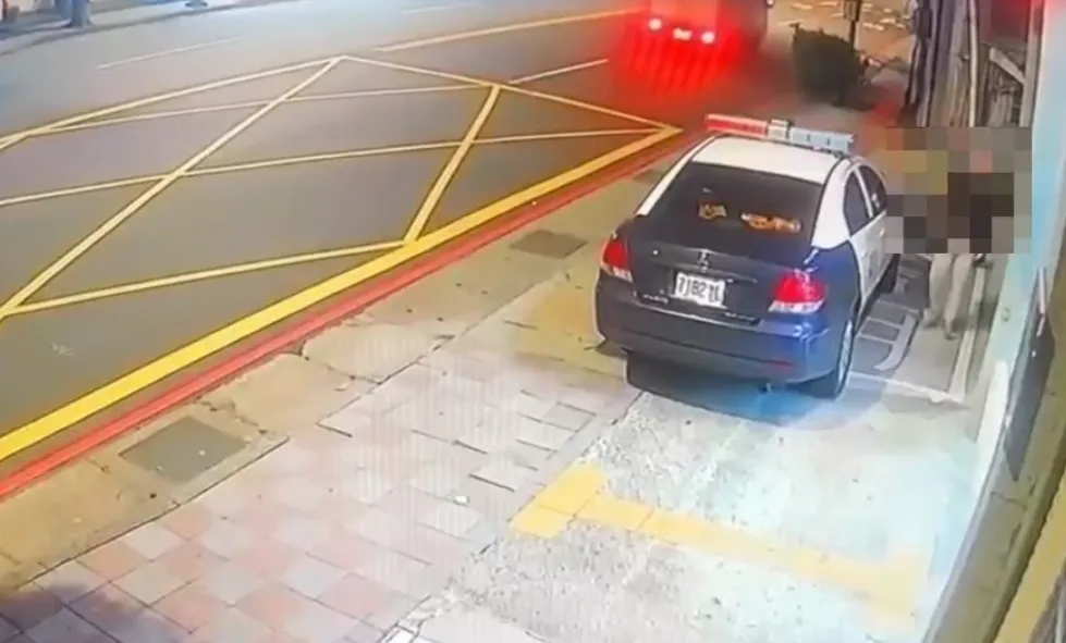 江嫌到派出所投案。（圖／警方提供）