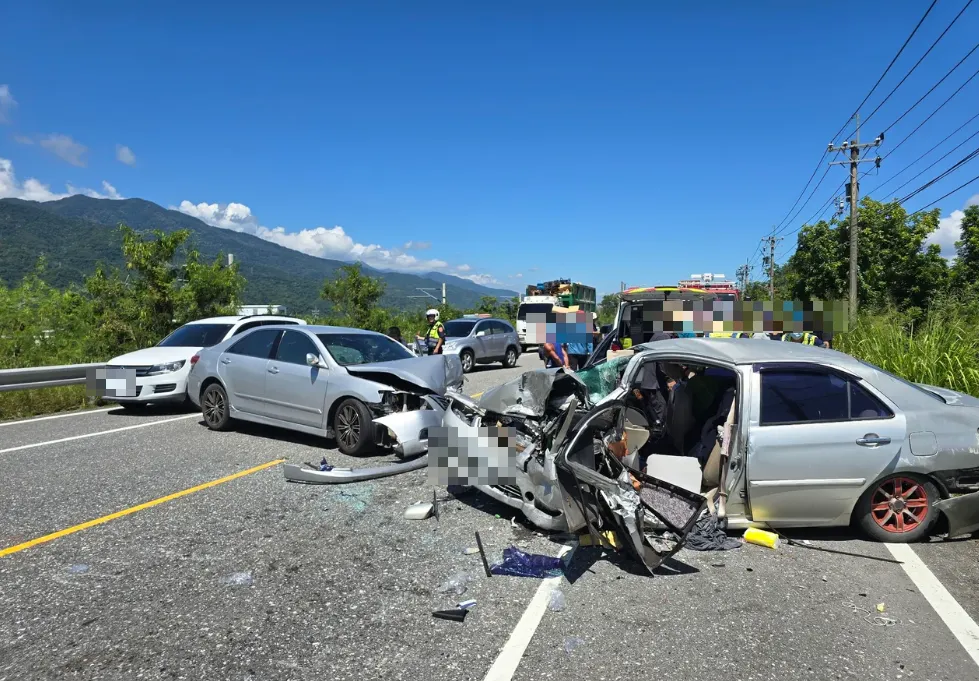 今(25)日上午11點多,台東一家5口北上花蓮出遊,卻遭對向跨道超車的轎車猛撞,造成1死5傷。(圖/翻攝畫面)