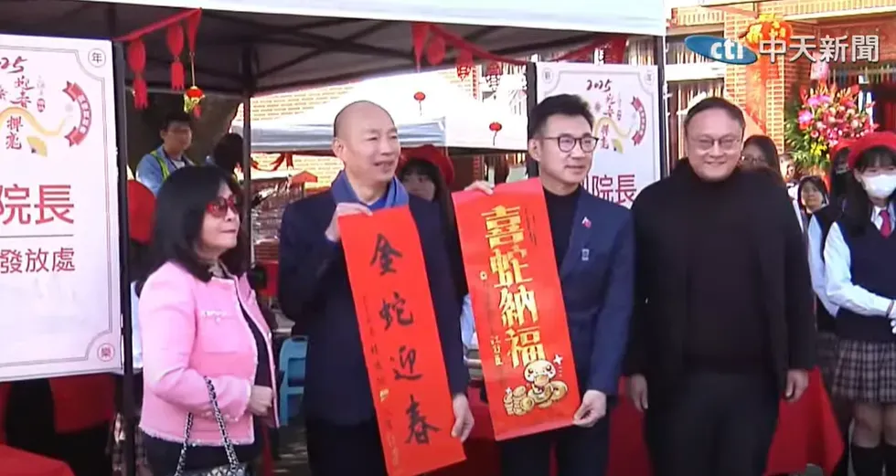 韓國瑜今日偕同副院長江啟臣在台中發送限量春聯。（圖/中天新聞）