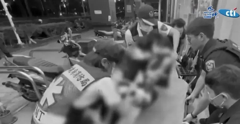 當時吳女已失去生命跡象，所幸最終送醫搶救撿回一命。（圖／中天新聞資料畫面）