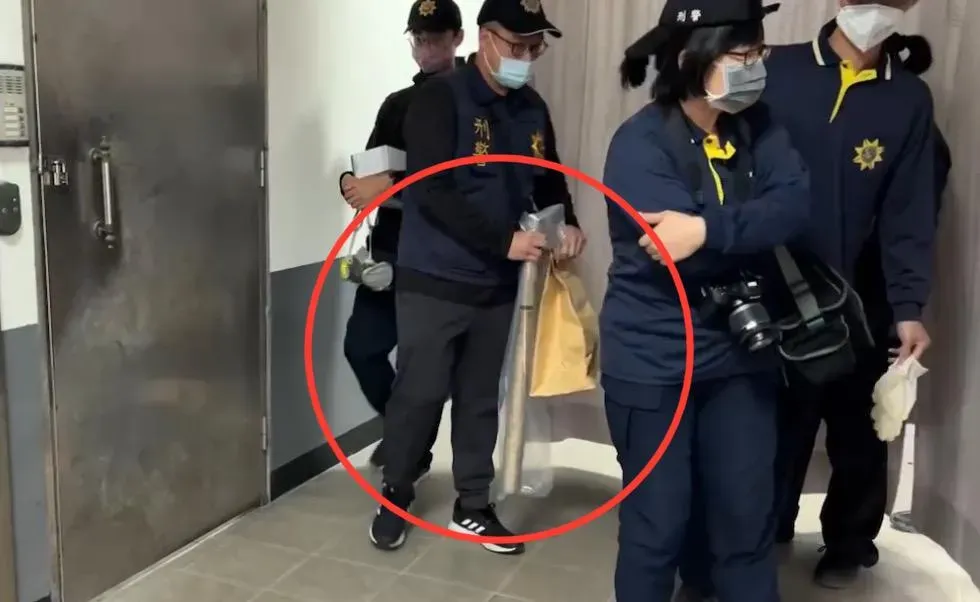 警方帶著凶器球棒到場相驗比對傷勢。（圖／翻攝畫面）