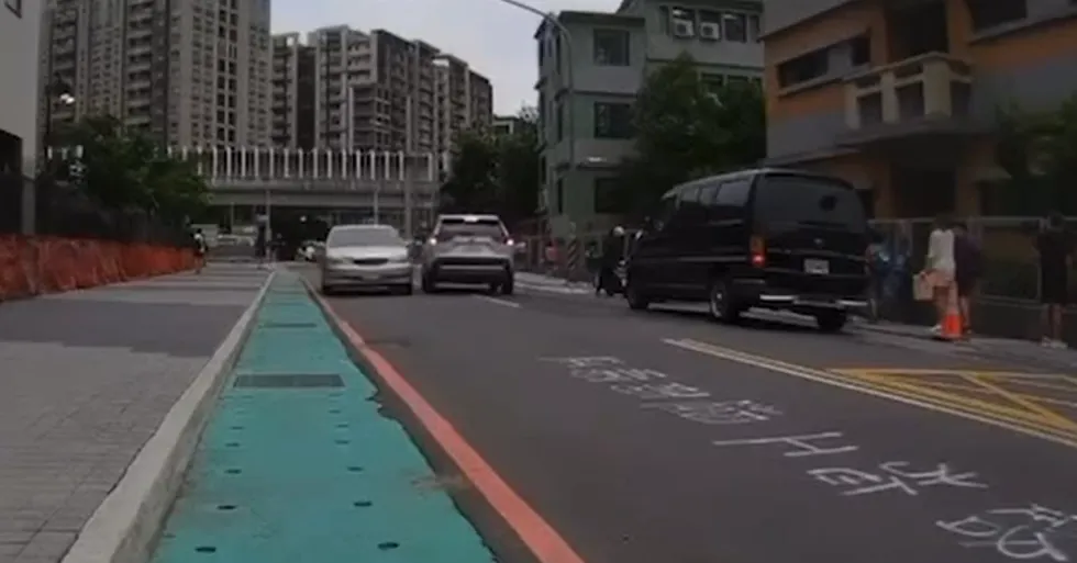 余男在飆車途中精準閃過跨越中線的對向來車。（圖／翻攝畫面）
