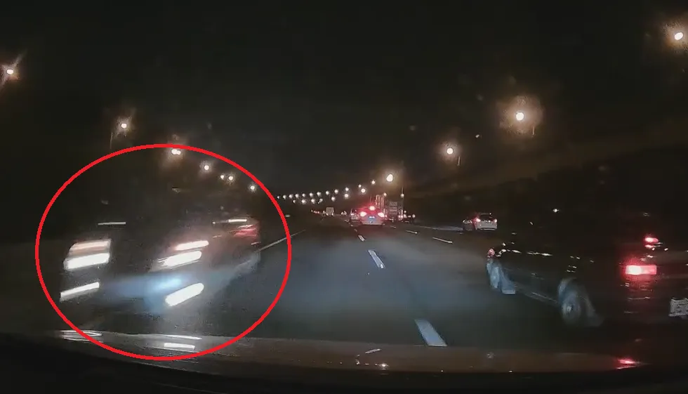 該輛休旅車最終在國道自撞內側護欄。（圖／翻攝自●【爆料公社】●）