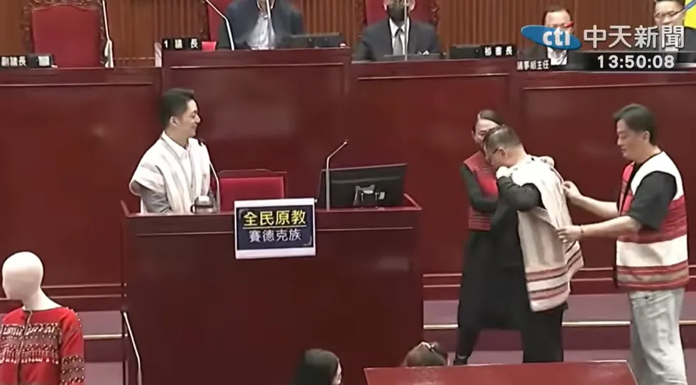 李傅中武送上賽德克族的戰袍背心，表示自己代表原住民族希望李四川能夠承擔，「新北市長選舉非你莫屬」。（圖／中天新聞）