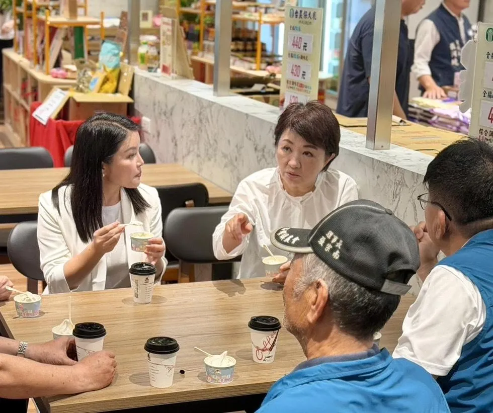 盧秀燕和張嘉郡品嘗雲林在地美食文化。（圖/張嘉郡辦公室提供）