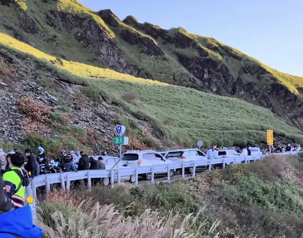 台14甲線部分路段出現交通壅塞情形。(圖/警方提供)