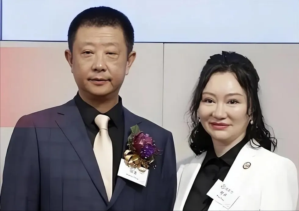 海底撈創辦人張勇與其妻舒萍。（圖／翻攝觀察者網）