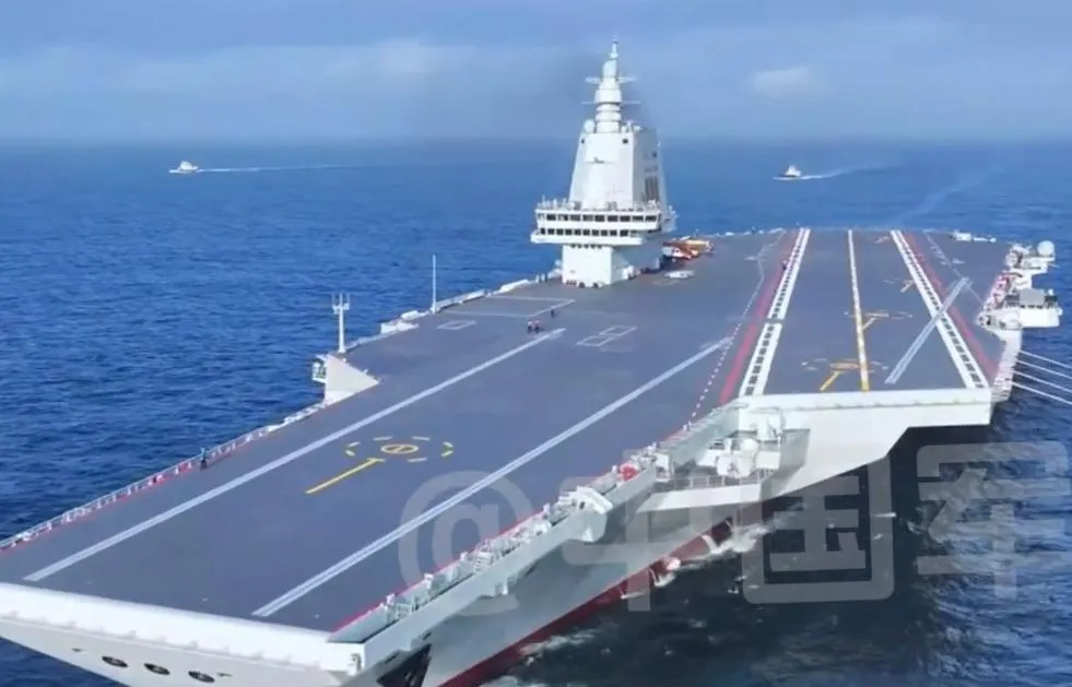 福建艦近距離影像曝光。(圖/翻攝新浪微博)