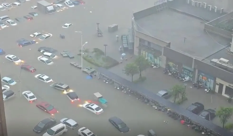 上百車輛慘泡水。(圖/翻攝新浪微博)