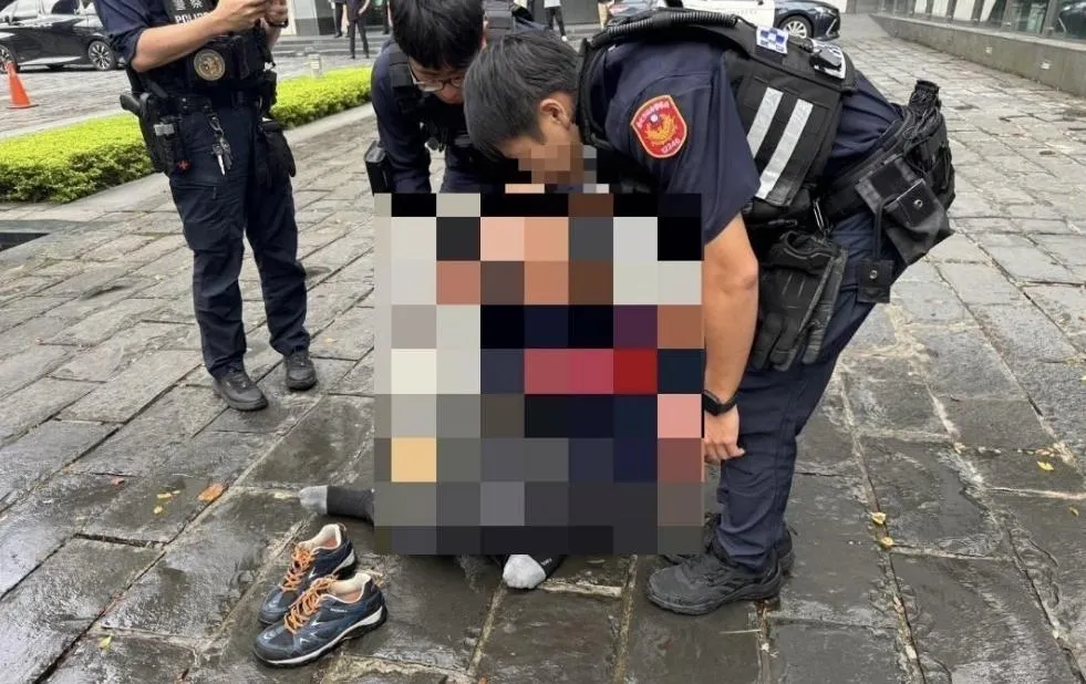 陳姓男子在電視台門口抱瓦斯桶抗議遭警方逮捕。（圖／資料畫面）