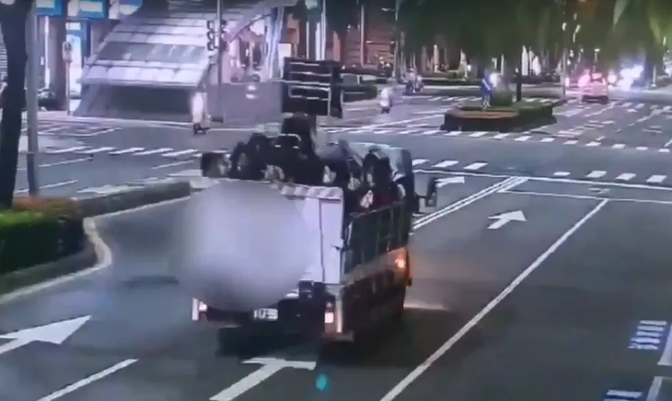 小貨車的後方車斗載滿人。（圖／翻攝畫面）