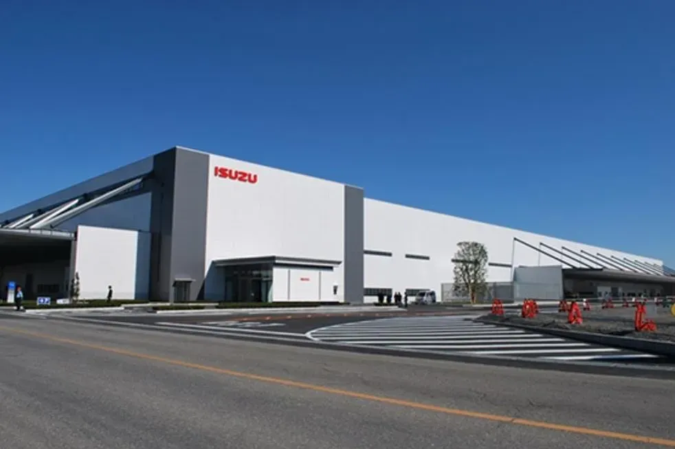 ISUZU位於神奈川的汽車工廠員工餐廳爆出集體食物中毒。（圖／翻攝日本ISUZU官網）