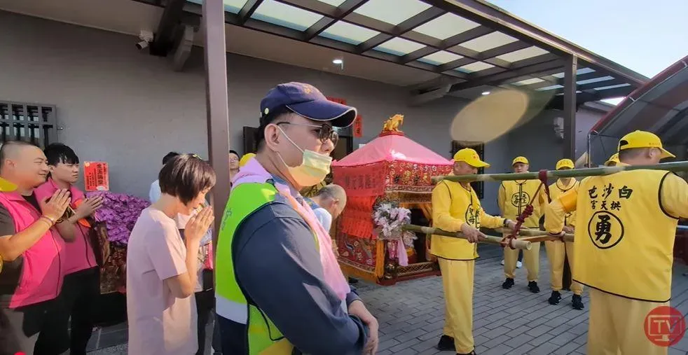 白沙屯媽祖與山邊媽祖停駕民宅，女信眾淚謝媽祖的救命之恩。（圖／翻攝自白沙屯媽祖網路電視台）