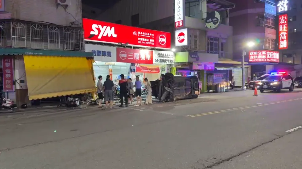 肇事車輛在高速衝撞機車後，又猛烈撞擊路燈才側翻於路旁。（圖／中天新聞）