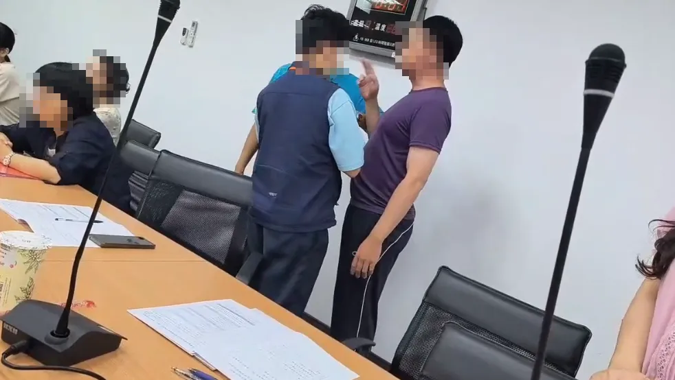 該名男員工在辦公場所與人發生爭執。（圖／翻攝畫面）