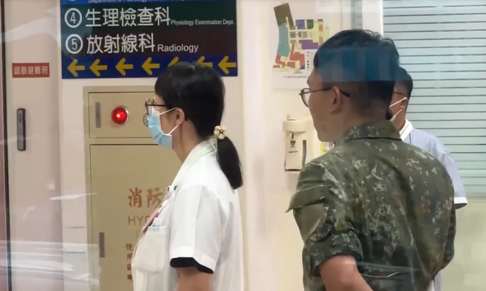 一名工人墜落12公尺深油庫，送醫搶救仍不治。（圖／中天新聞）