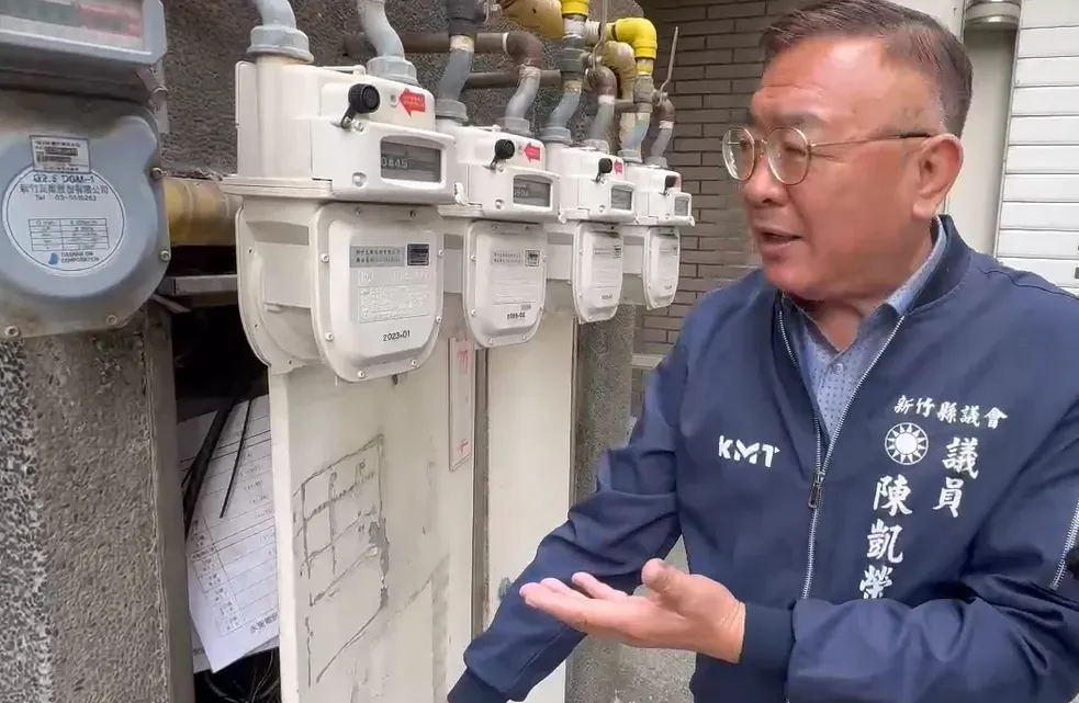 新竹縣議員陳凱榮接獲民眾陳情，找新竹瓦斯公司換微電腦瓦斯表後，結果底下電箱門無法開啟，要求改善竟要花10萬元。（圖／中天新聞）