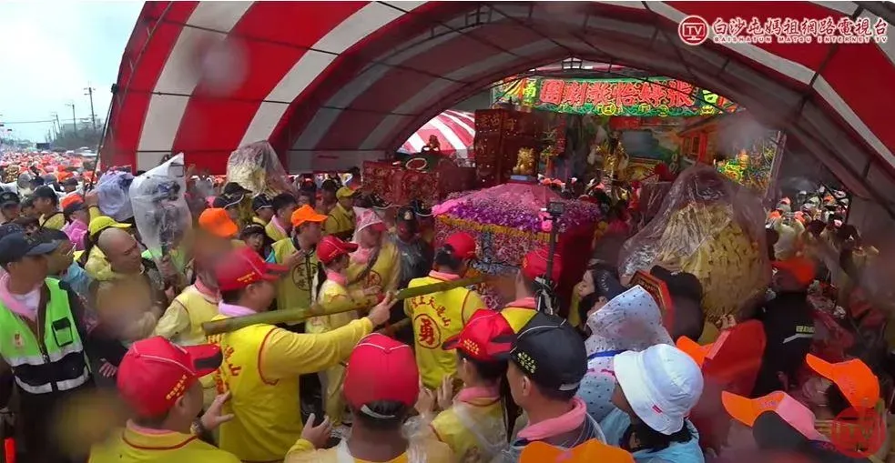 山邊媽祖的神轎前往白沙屯媽祖停駕的戲台一起看戲。(圖/翻攝自白沙屯媽祖網路電視台)