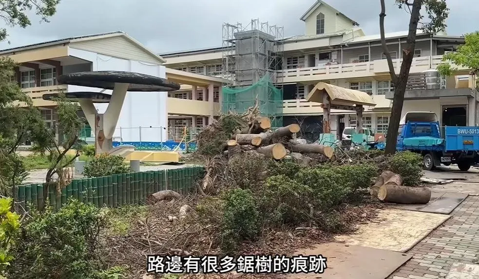 YT頻道「乖乖醒著的時候Guai_wakeup」紀錄台南鹽水在風災15天後的情況。（圖／翻攝自「乖乖醒著的時候Guai_wakeup」）