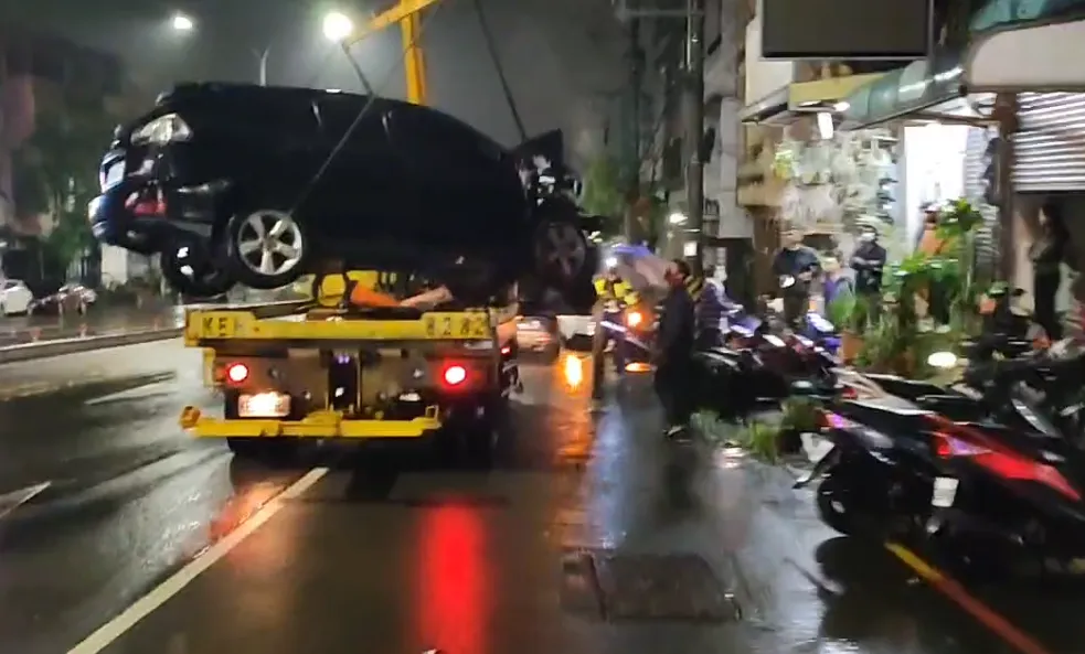肇事駕駛棄車逃逸，警方已鎖定身分追緝中。（圖／中天新聞）