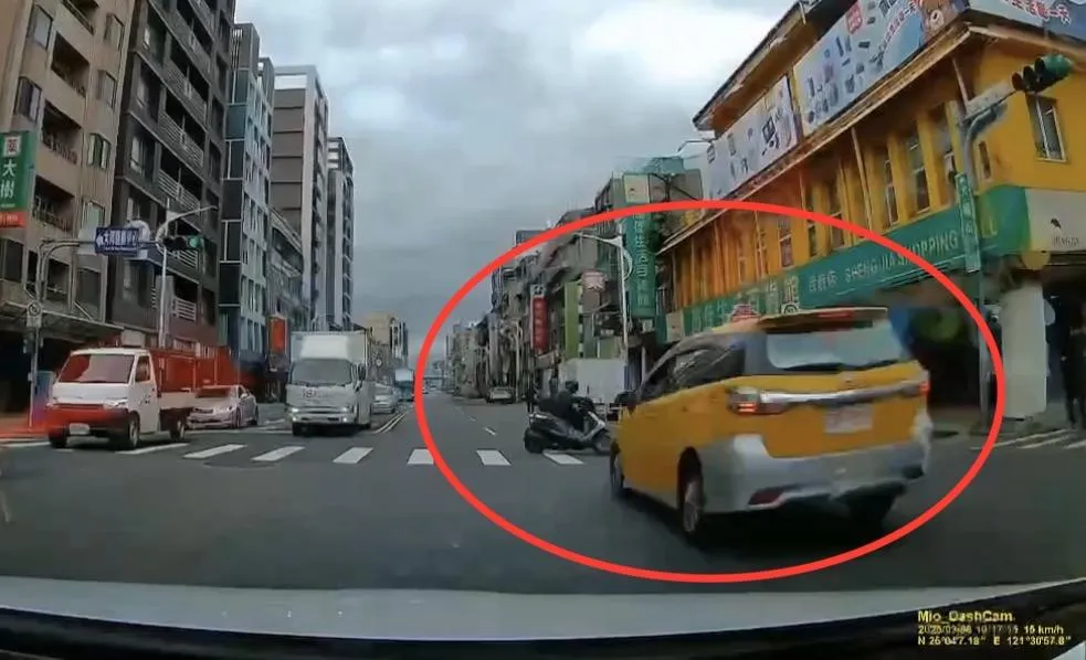 計程車高速行駛撞上機車。（圖／翻攝畫面）