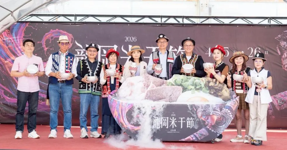桃園市長張善政（右五）歡迎民眾前來桃園參加2026 桃園龍岡米干節，體驗龍岡在地風情與美食。（圖／桃園市政府提供）