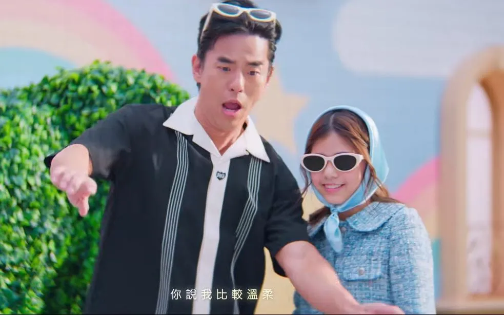 周杰倫〈女兒殿下〉MV找來好友柯有倫演出，身旁戴墨鏡的女孩五官神似昆凌，被網友疑是大女兒Hathaway。（圖／翻攝自〈女兒殿下〉MV）