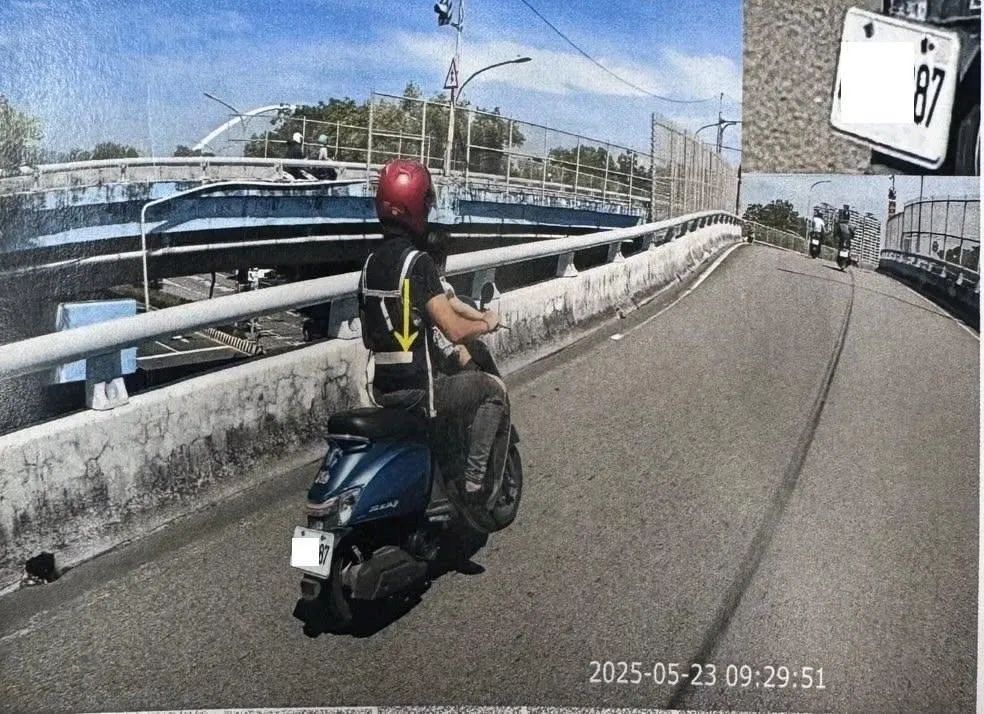 父親載著1歲6個月的孩子騎車出門，被人檢舉小孩沒戴安全帽。（圖／翻攝自臉書／爆料公社公開版，下同）