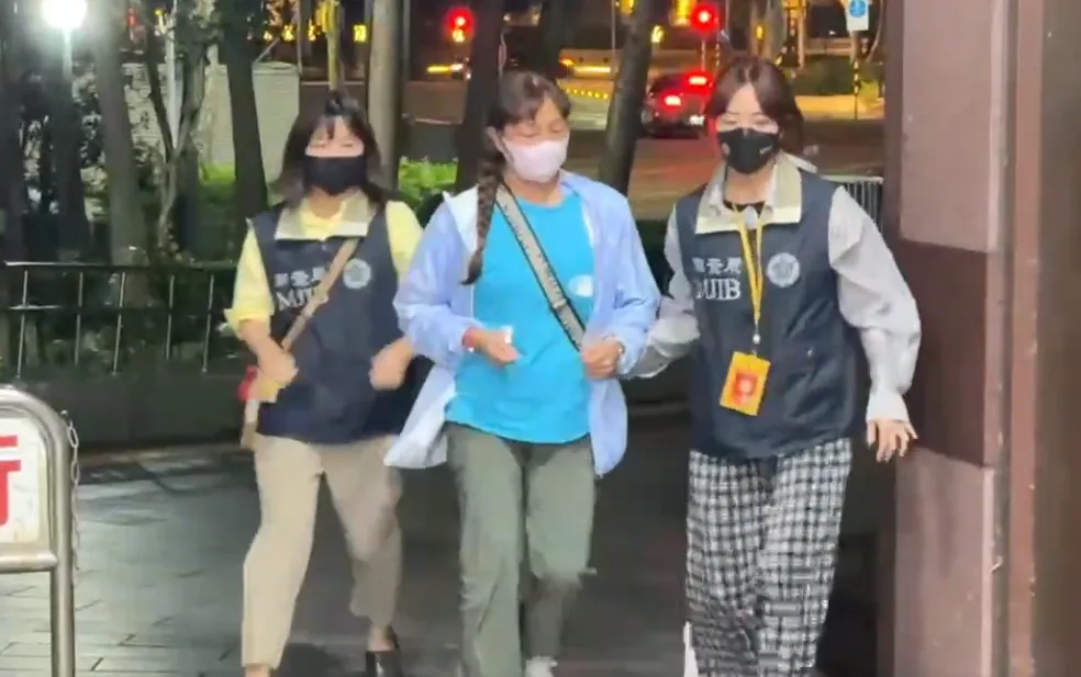 永欣車業的陳姓女會計因涉嫌業務侵占與填製不實會計憑證等罪名，遭帶回台北地檢署調查。（圖／中天新聞）