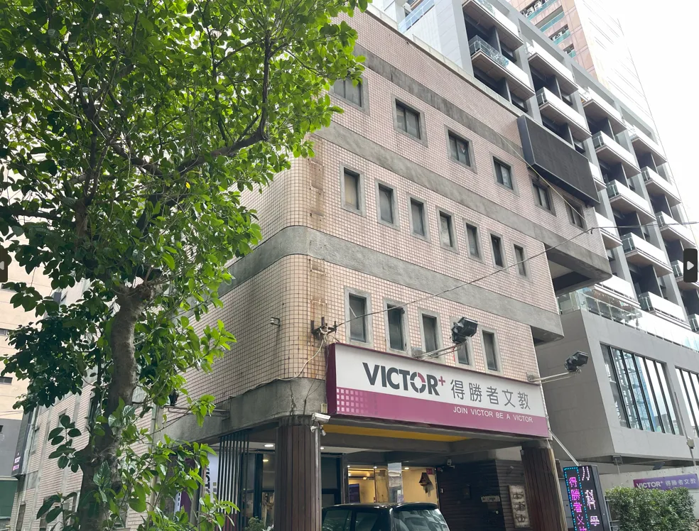 火災發生後媒體前往該補教業者外拍照，外觀上無法分辨實際起火樓層。（圖／本刊拍攝）