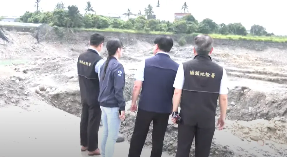 橋頭地檢署檢察長張春暉率隊前往「美濃大峽谷」會勘（攝自中天新聞）