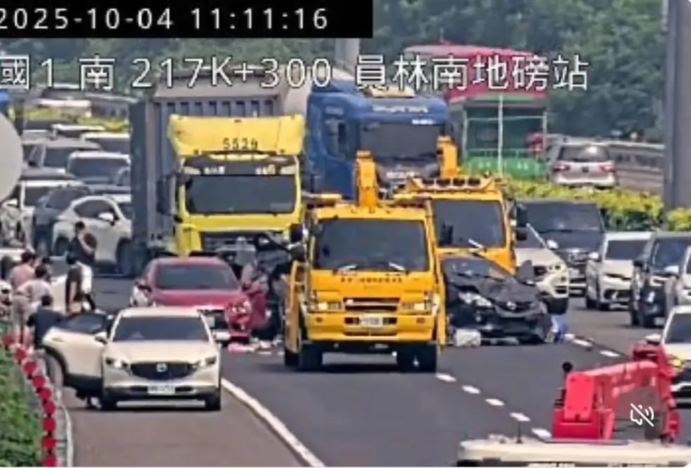中秋連假第一天，國道1號南下路段就發生嚴重車禍事故。（圖／翻攝畫面）