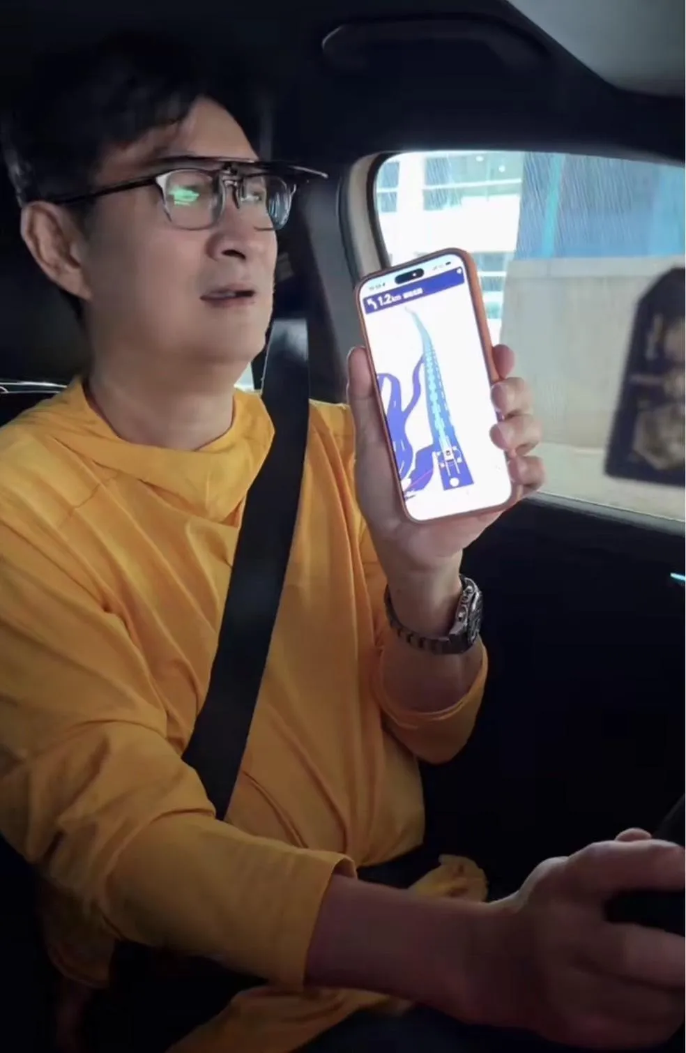 黃安一路上都在向鏡頭介紹返台日常，絲毫未注意自己的行為可能為其他用路人帶來交通危險。（圖／翻攝自微博@黃安）