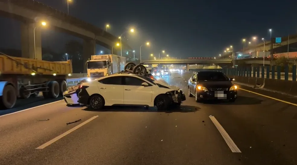 現場另輛黑色轎車為閃避事故現場，不慎輾過散落零件導致車輛故障。（圖／中天新聞）