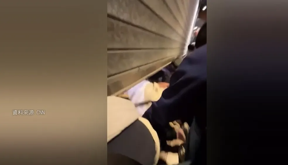 台灣人搶買杜拜巧克力千層蛋糕，亂象引發外媒關注。（圖／翻攝自CNN）