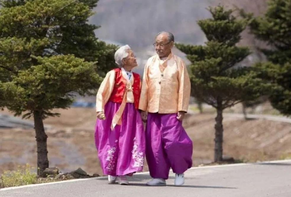 紀錄片中，奶奶和爺爺無論走到哪裡都穿著情侶韓服、緊緊牽著彼此的手，相當甜蜜。（圖／翻攝Ｘ）