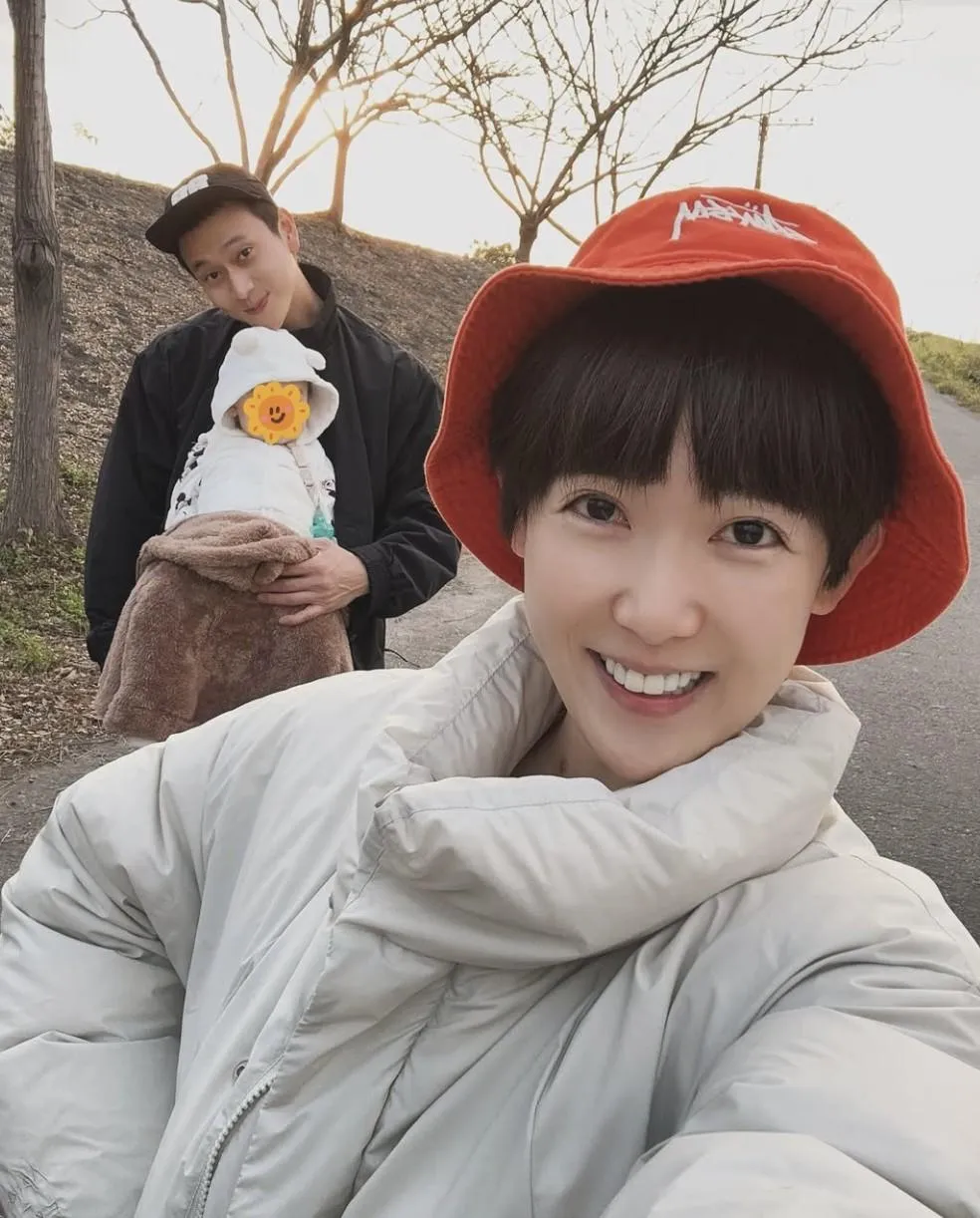 演藝圈模範夫妻檔劉冠廷與孫可芳，出道前曾一同在新北市桃子腳國民中小學擔任老師。（圖／翻攝孫可芳 IG）