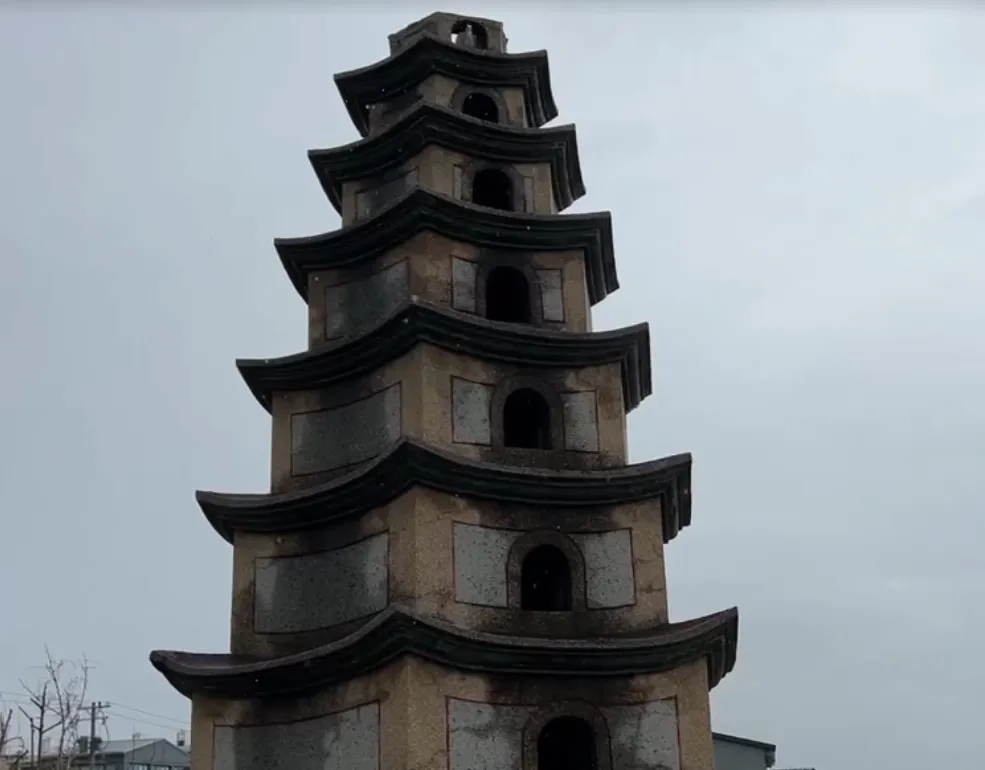學甲寮慈興宮的西營位於安南區公學路七段、國聖橋附近，以罕見的九層樓塔造型聞名，虎爺原本就在塔頂鎮守一方。（圖/中天新聞）