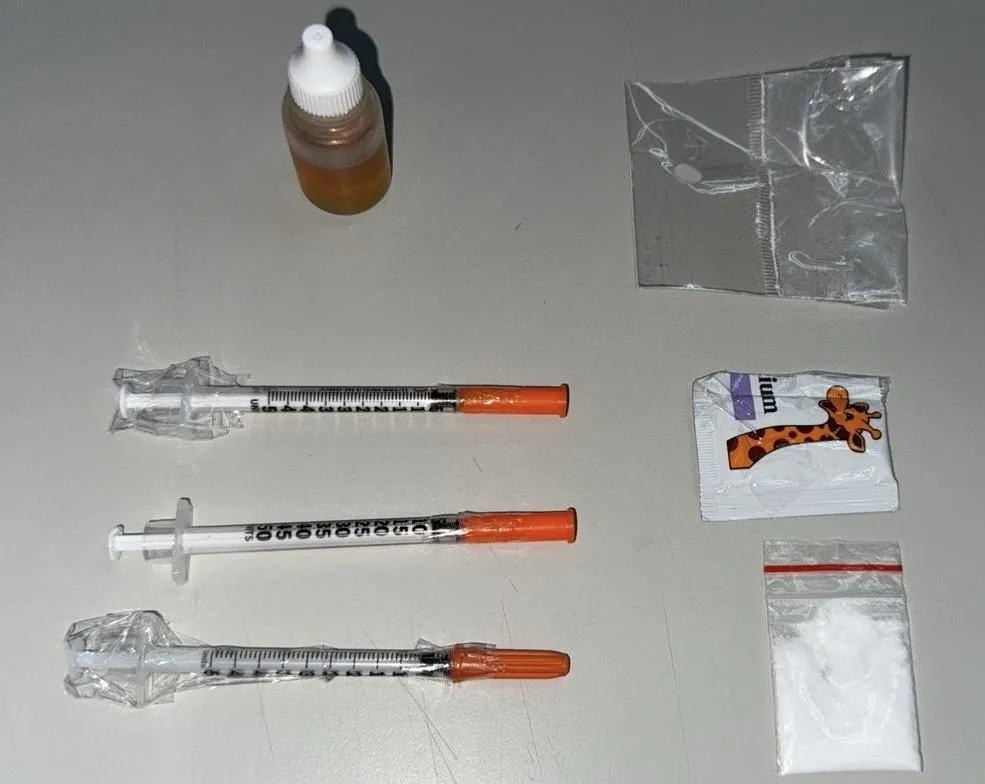 警方在嫌犯身上查獲各式毒品。（圖／翻攝畫面）