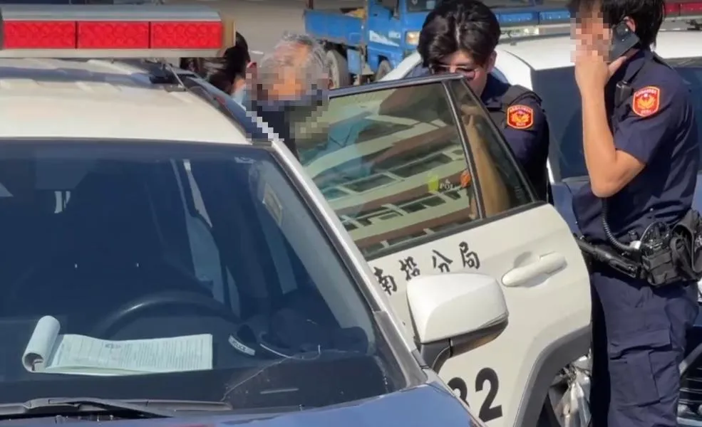 老翁被攔下後由警方帶回偵辦。(圖/翻攝畫面)