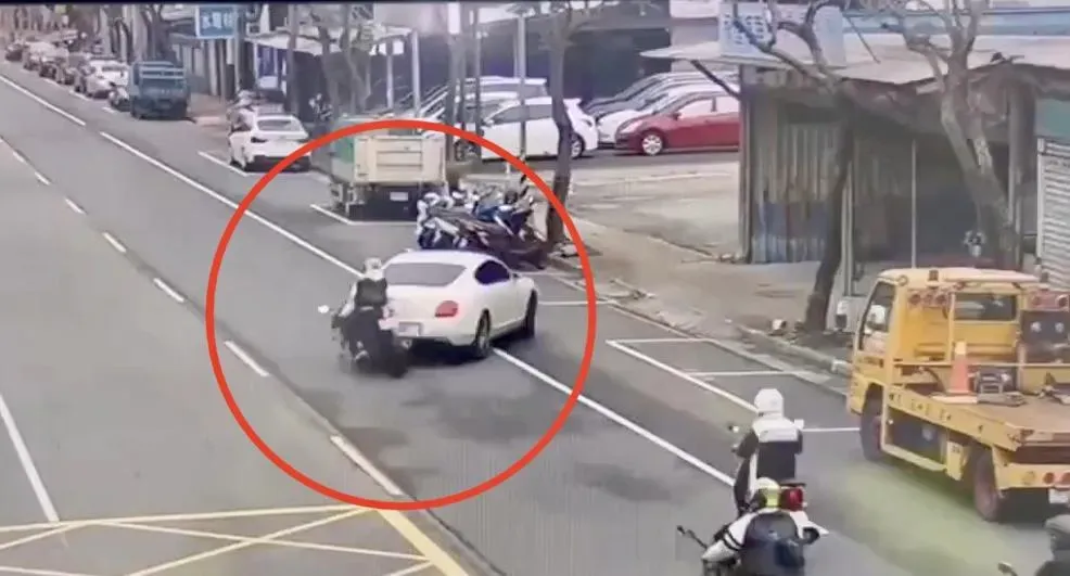 千萬賓利跑車迴轉對向機車煞車不及撞上。（圖／翻攝畫面）