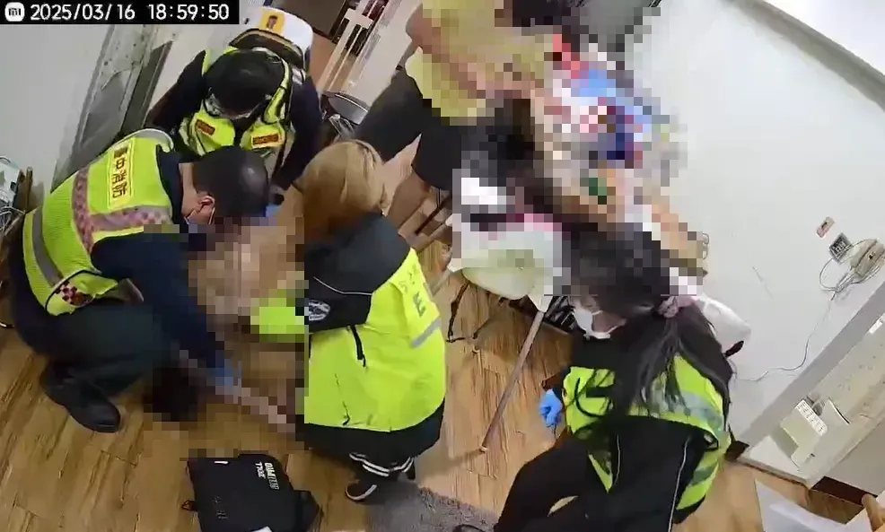 男童父質疑，救援現場有一名民眾無救援執照，且還對男童腹部做CPR長達7分鐘，舉動存在瑕疵。（圖／翻攝畫面）