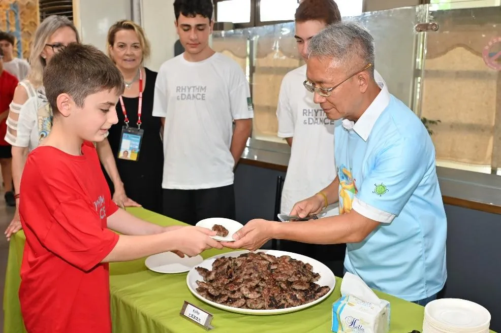 宜蘭縣代理縣長品嚐來自國外民俗團隊製作的土耳其道地家鄉菜。（圖／宜蘭縣政府）