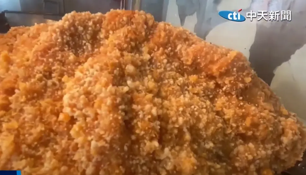 一名自稱就讀台灣大學大氣科學系的學生，近日在匿名社群發表預測，聲稱台北市於12日至14日間「至少放假兩天」，甚至誇下海口要請吃雞排。（示意圖／中天新聞）