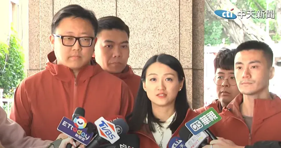 罷免雙吳團體今一早送件。（圖/中天新聞）