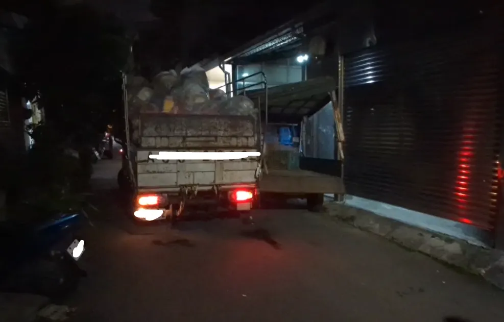 一輛載滿回收物的車輛開到一條狹窄巷弄，不慎撞到停放在路邊的小貨車，兩輛車就這樣尷尬地「卡住」動彈不得。（圖／中天新聞）